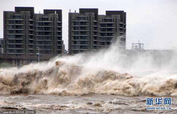 臺風“蘇拉”及滿月天象齊發(fā)力 錢塘江大潮異常壯觀