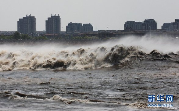臺風“蘇拉”及滿月天象齊發力 錢塘江大潮異常壯觀