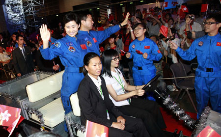 神九航天員出席大匯演與香港觀眾同樂(lè)