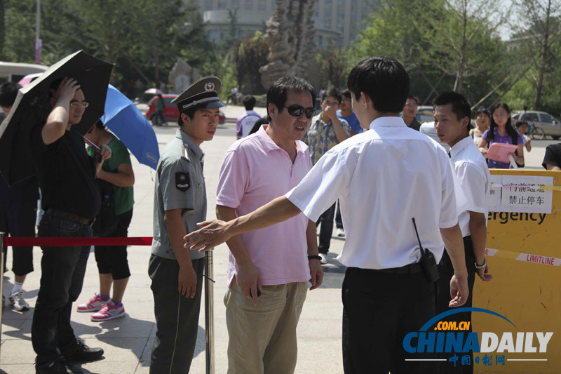 [高清]清華大學報到設“警戒線”新生須獨自入學