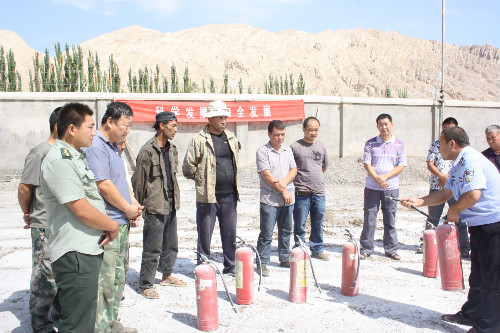 農(nóng)三師紅旗農(nóng)場安全辦在扎花廠進行防火演示