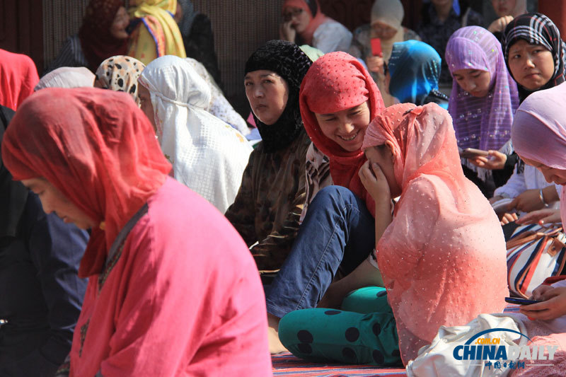 北京牛街清真寺舉行開齋節禮拜