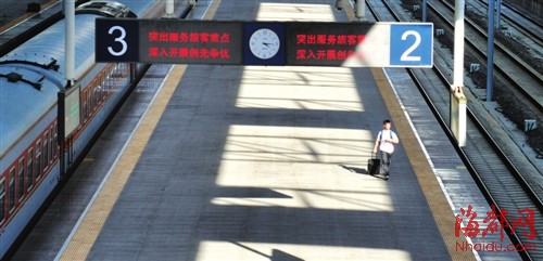 臨近開學福州外來工子女離開父母返鄉(xiāng)