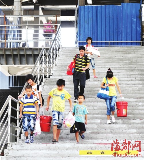 臨近開學福州外來工子女離開父母返鄉(xiāng)