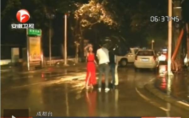 成都19歲青年醉駕撞死人后在一旁與女子纏綿