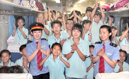 列車上的“少兒夏令營”(組照)