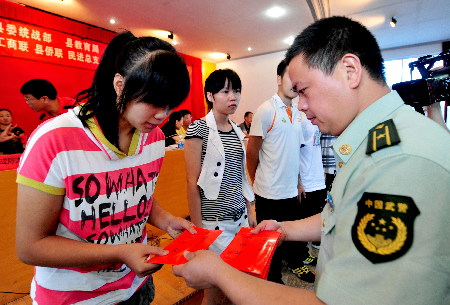 福建連江邊防大隊(duì)聯(lián)合駐地多部門(mén)開(kāi)展愛(ài)心助學(xué)活動(dòng)