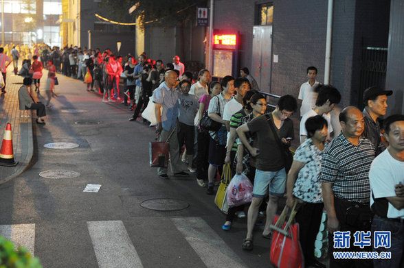 千余人排長龍 協和掛號再出新規