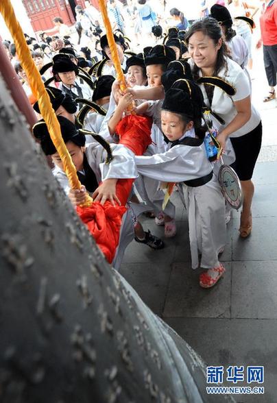南京小學新生夫子廟里舉行“開筆禮”