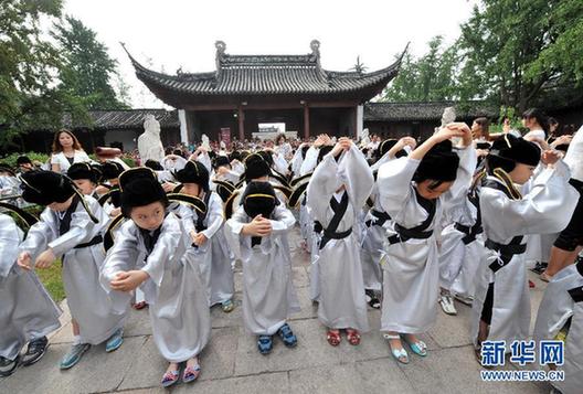 南京小學新生夫子廟里舉行“開筆禮”