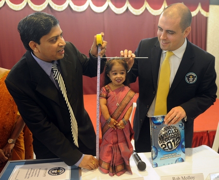 世界最矮男性女性首次相遇 為吉尼斯世界紀(jì)錄做宣傳