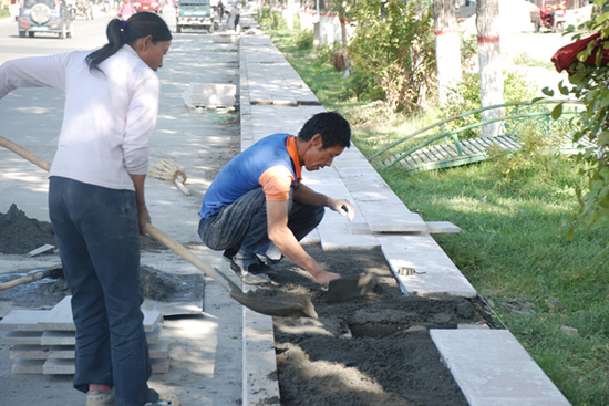 青河打造胡爾曼別克廣場造福各族群眾
