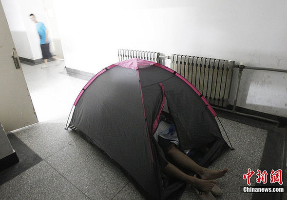 青島校園現“考研占座大軍” 女生半夜翻窗占座