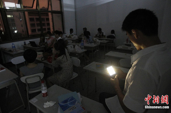 青島校園現(xiàn)“考研占座大軍” 女生半夜翻窗占座