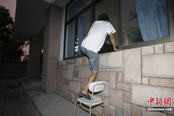 青島校園現“考研占座大軍” 女生半夜翻窗占座