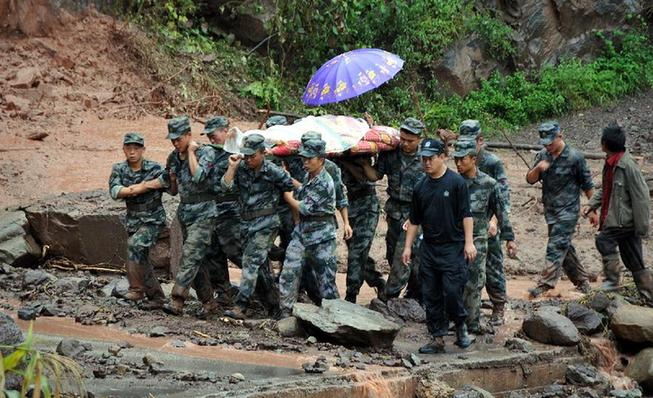 彝良地震特寫:生命的擔架