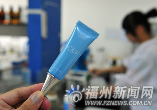 博士因小師妹痛經攻克痛經難題 學校掛橫幅慶祝