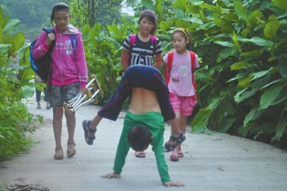 宜賓10歲男孩下半身癱瘓 每天倒立行走上學