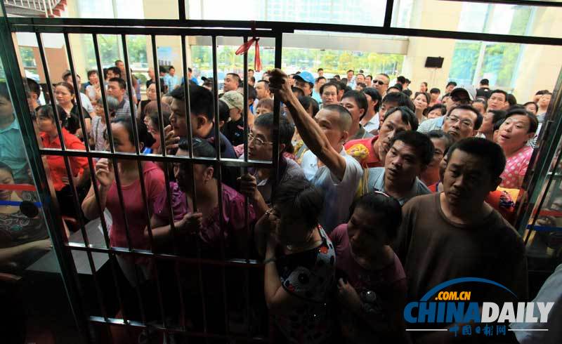 今年海口第二次經濟適用房配售搖號 現場人滿為患