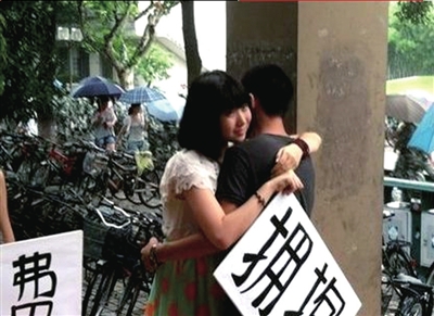 同濟大學師姐迎新生送擁抱 專家稱表達方式欠妥