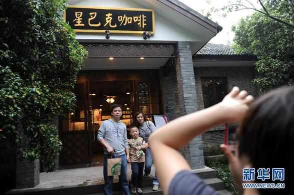 星巴克“入駐”靈隱引熱議　商業(yè)開發(fā)觸痛誰的神經(jīng)？