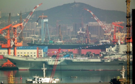 中國(guó)首艘航空母艦“遼寧”號(hào)正式交接入列