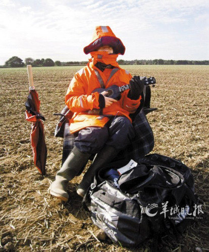 英國一大學生無奈應聘“稻草人” 驅趕田間鷓鴣