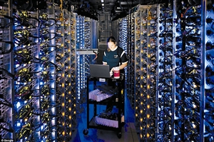 谷歌首次公開數據中心內景 猶如彩色迷宮(圖)