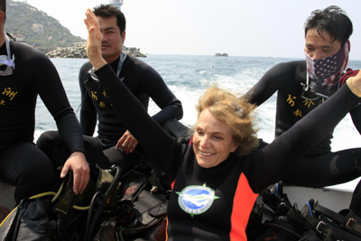 著名女潛水家厄爾在海南分界洲島進行中國“首潛”