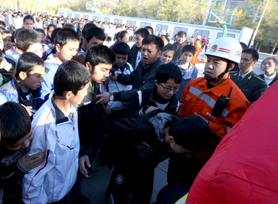 克拉瑪依疆內(nèi)初中班：“體驗(yàn)屋”內(nèi)練逃生