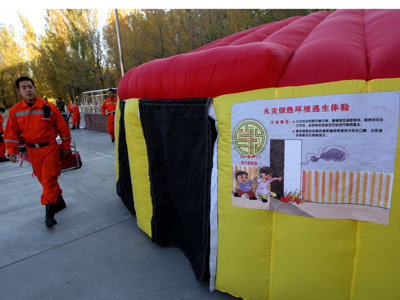 克拉瑪依疆內(nèi)初中班：“體驗(yàn)屋”內(nèi)練逃生