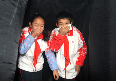 克拉瑪依疆內(nèi)初中班：“體驗(yàn)屋”內(nèi)練逃生