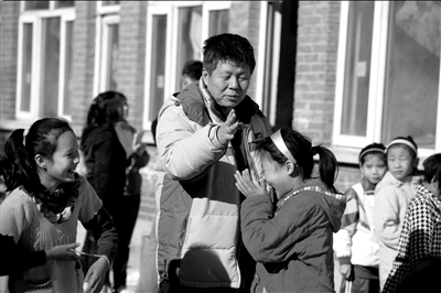 航天工程師辭職做打工子弟校校長自掏腰包維持學校