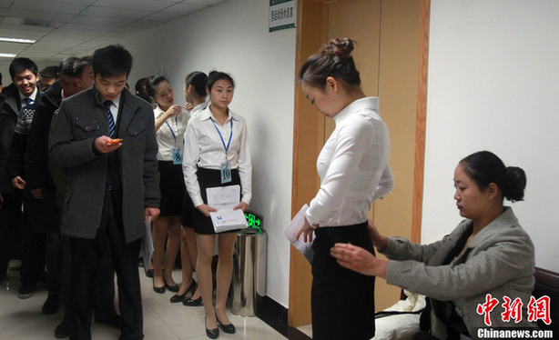 南航武漢“搶”空乘 語(yǔ)言要求成新門檻