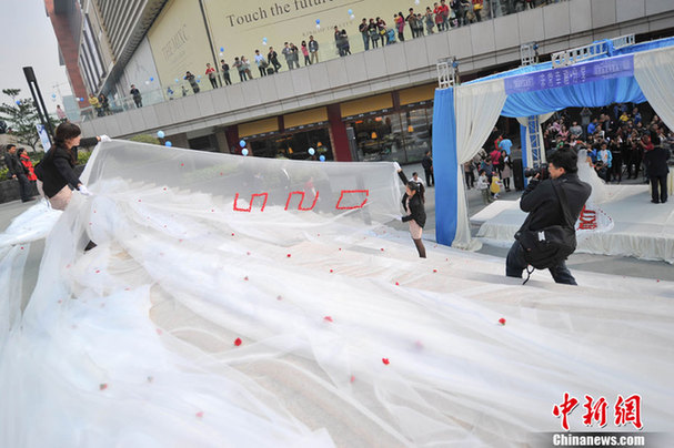 廣西一新娘身著520米長婚紗出嫁