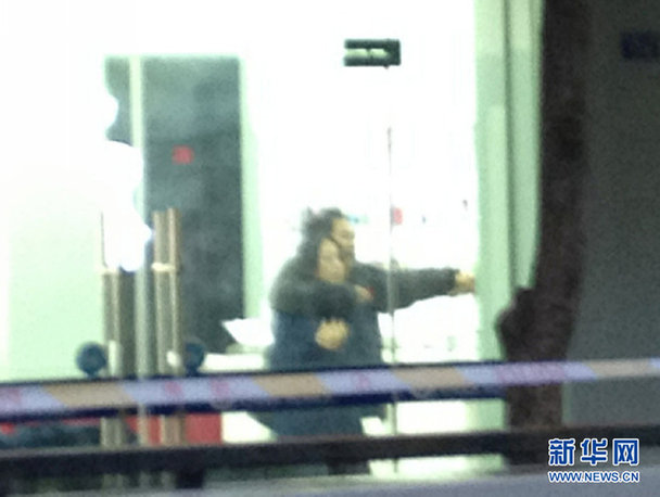 江蘇阜寧一男子搶劫珠寶店并挾持人質