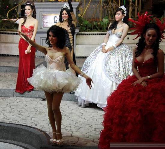 實(shí)拍：《泰囧》里的電梯美女真是人妖