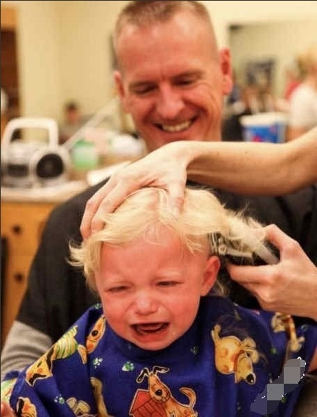 又囧又萌！寶寶理發(fā)好傷心