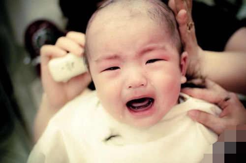 又囧又萌！寶寶理發(fā)好傷心