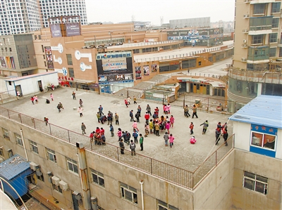 打工子弟學校寒冬景象:樓頂成操場 窗戶碎裂膠布粘上 圖