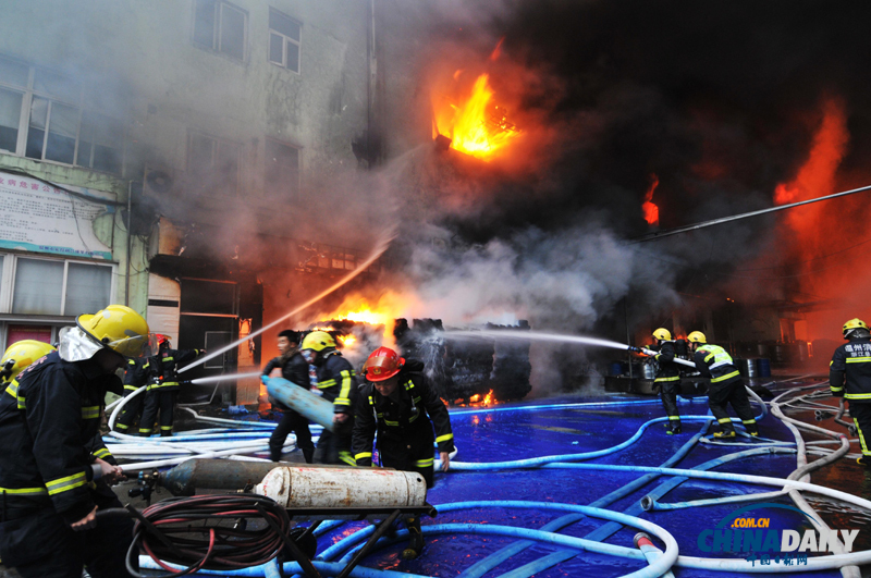 浙江溫州一皮革廠發生火災 現場傳出陣陣爆炸聲