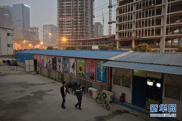 成都現(xiàn)“農(nóng)民工網(wǎng)吧” 每小時(shí)收費(fèi)1元