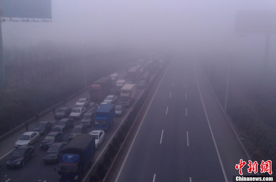 北京持續(xù)霧霾引發(fā)市民搶購口罩