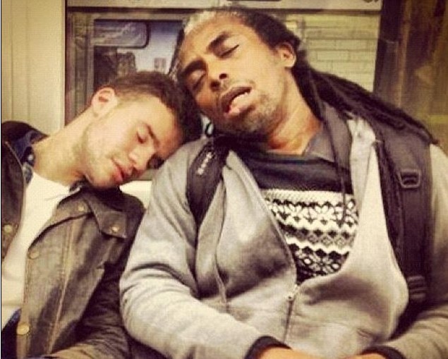 網(wǎng)友曬地鐵公交睡客照片 姿態(tài)千奇百怪妙趣橫生