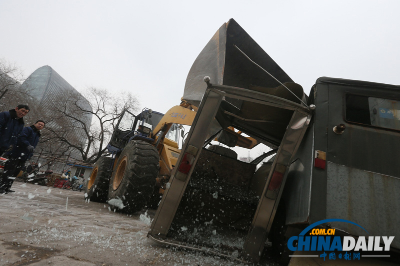 北京西城85輛違法車輛被逐個壓扁 肢解黑摩的