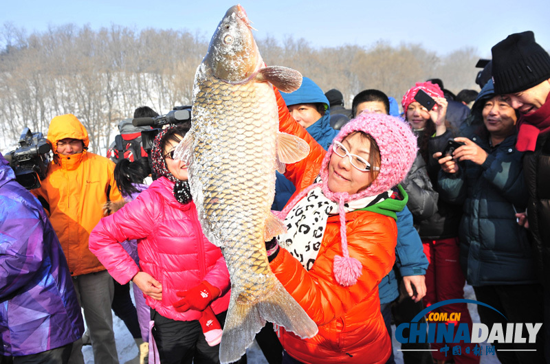 沈陽棋盤山首屆冬捕節開網捕魚