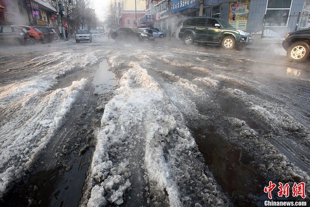 哈爾濱一水管線破裂 街路變成冰河