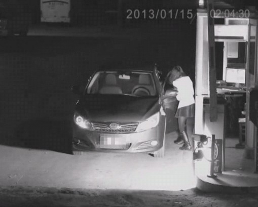 網曝美女車主為逃停車故意扮鬼 嚇傻收費員(圖)