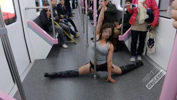 武漢少女地鐵跳鋼管舞引乘客圍觀