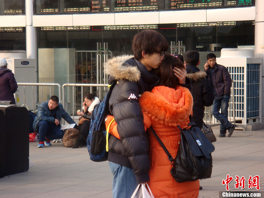 重慶火車站百態 學生情侶分別最動人